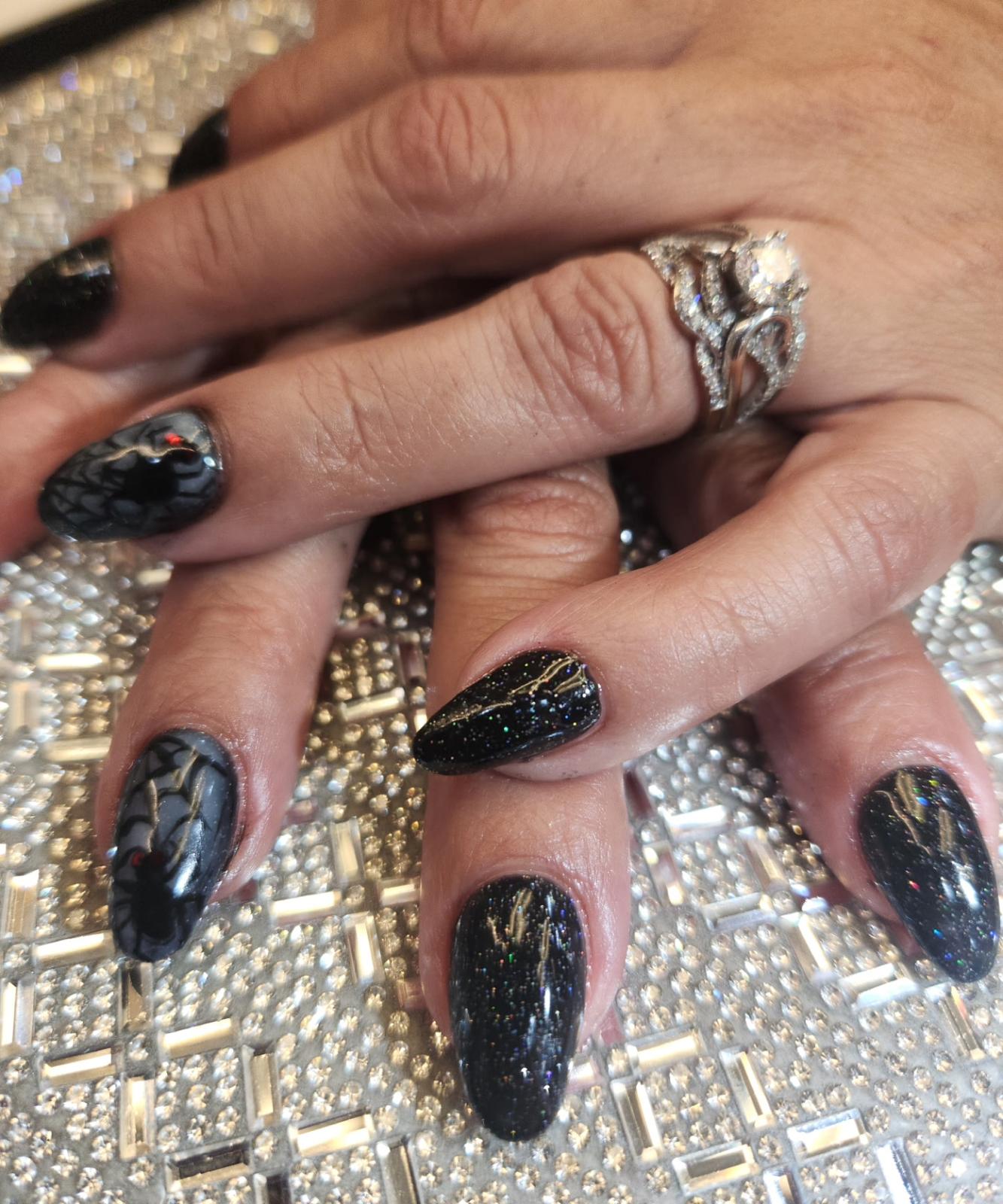 Luxury black gel set with holographic accent — Allegro El Paso