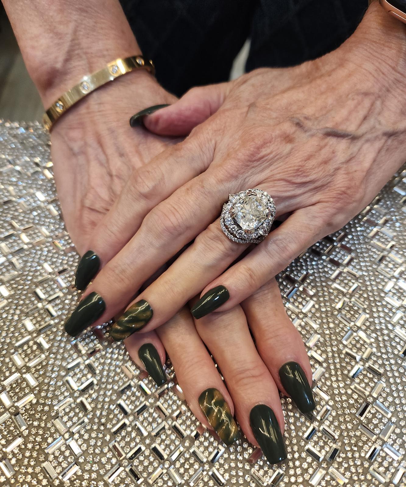 High-gloss deep olive black nails with gold marble accent — Allegro El Paso