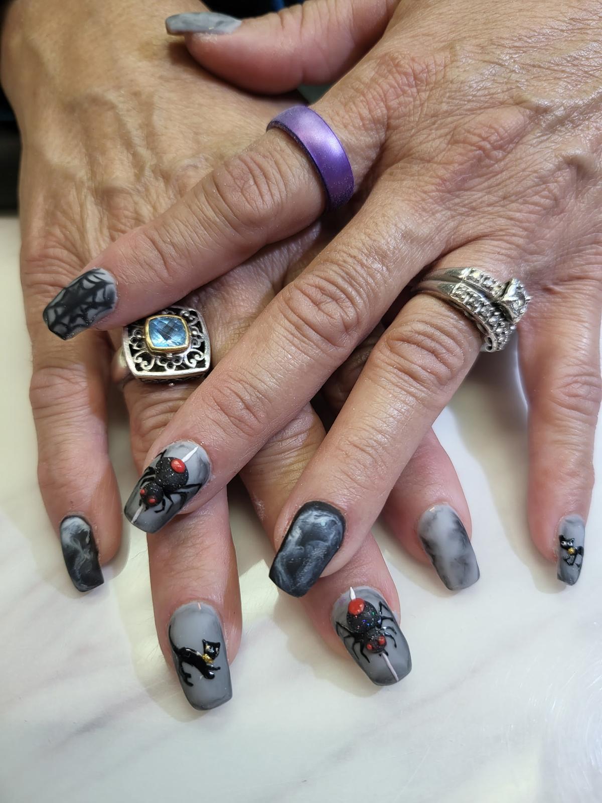 Grey marble Halloween nails with 3D spider and cat art — Allegro El Paso