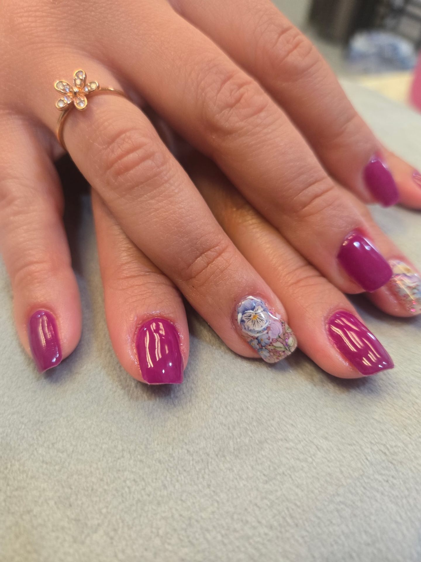 Natural-look nail extensions with French tips and floral accent — Allegro El Paso