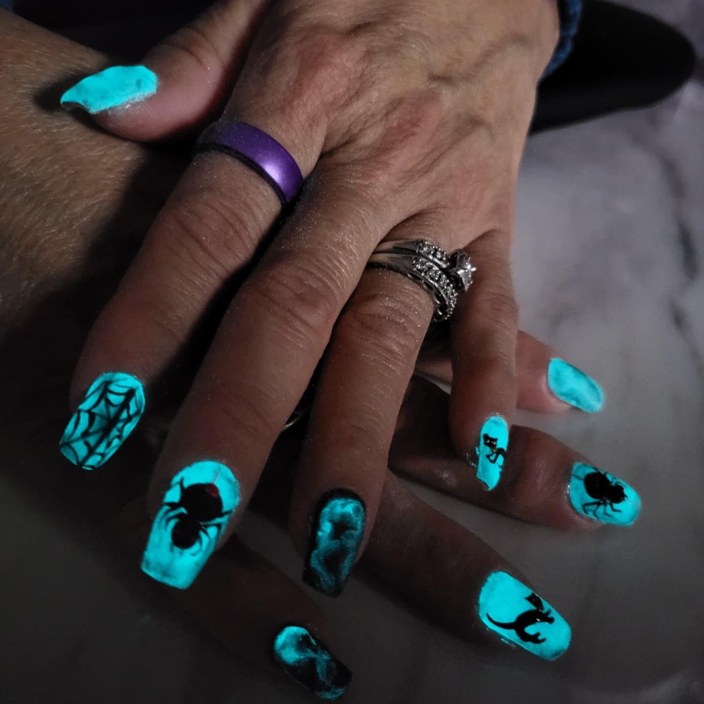 Glow-in-the-dark Halloween nail art with spider and web — Allegro El Paso