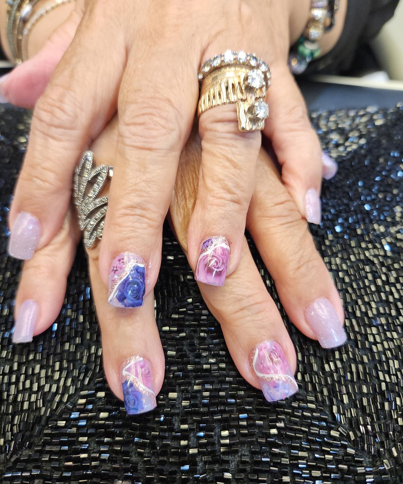 Floral nail art detail in soft lavender and pink — Allegro El Paso